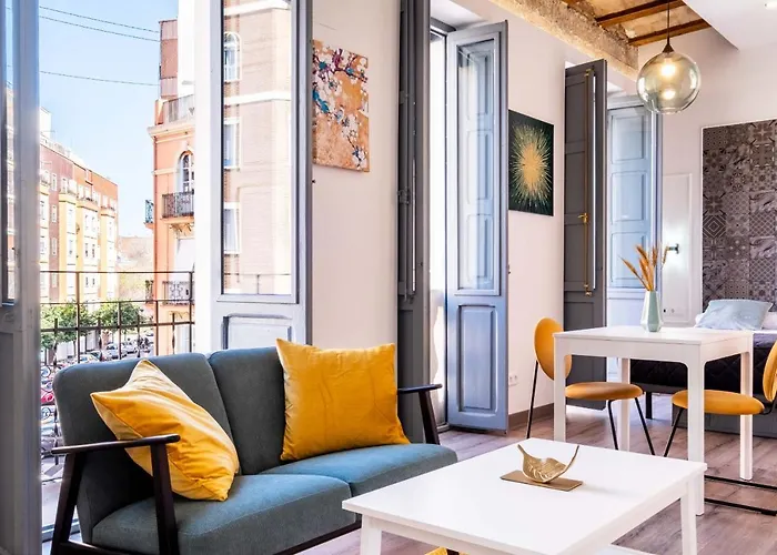 Beautifully Designed Studio With Lots Of Natural Light